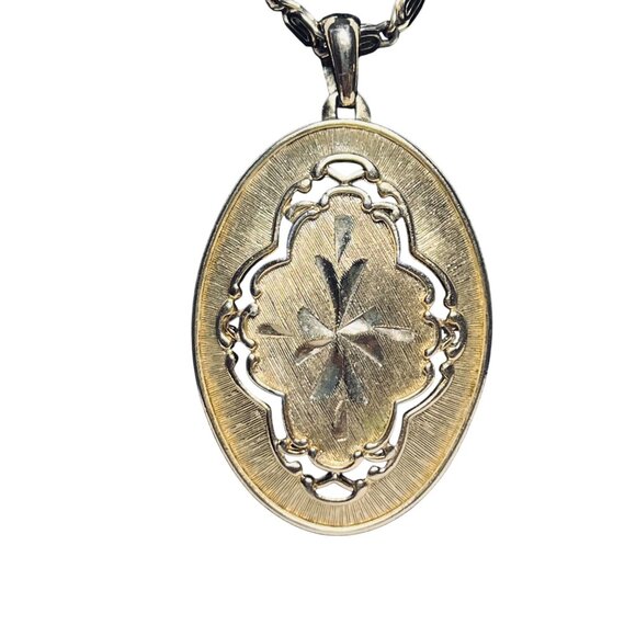 Vintage Gold Tone Snail Chain Necklace With Floral Design Oval Pendant (5676) - Picture 2 of 6